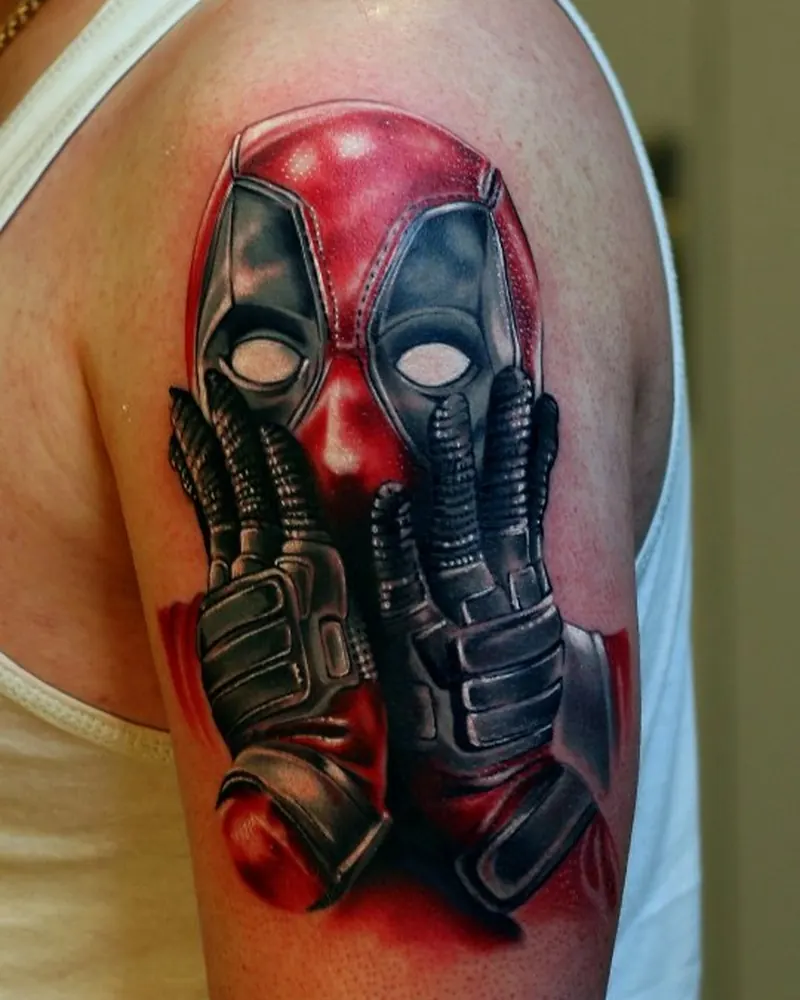 Realistisk fargetatovering av Deadpool på overarm