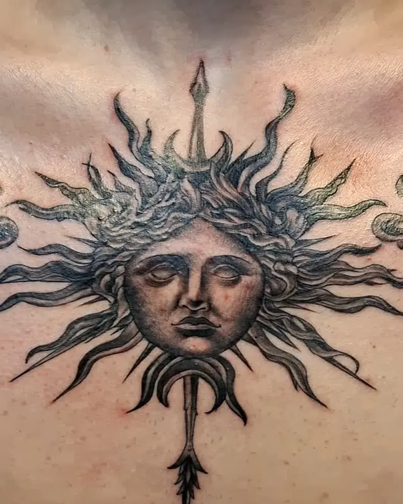 Ornamental sol med ansikt tatovert på brystet