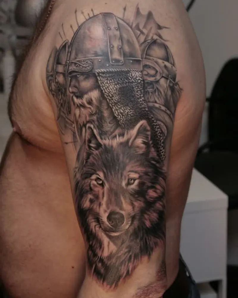 Black and grey ulv og fyrtårn på overarm
